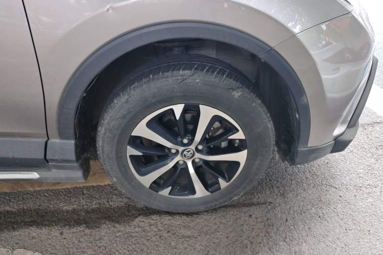 Used Toyota RAV4 2019 2.0L CVT Two-Wheel Drive Pioneer Edition China VI Standard Right Front Wheel Hub