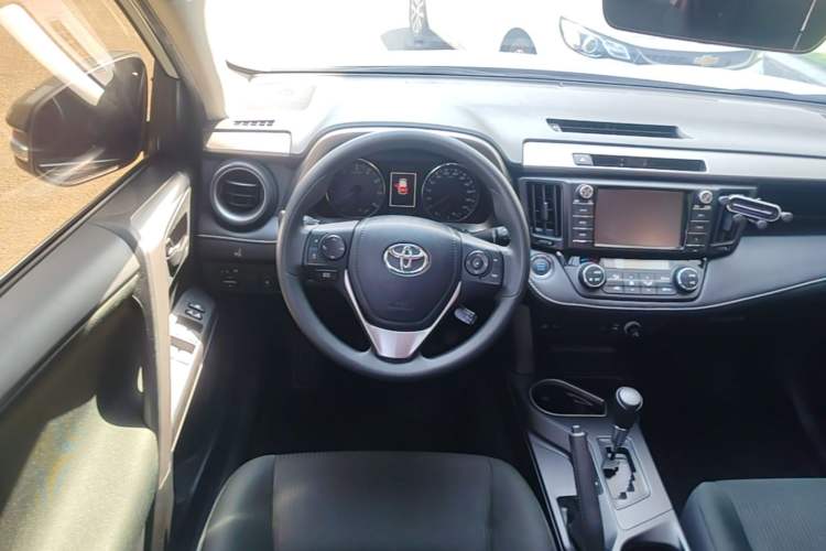 Used Toyota RAV4 2019 2.0L CVT Two-Wheel Drive Fashion X Limited Edition China VI Standard Steering Wheel