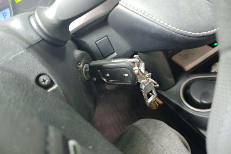 Used Toyota RAV4 2019 2.0L CVT Two-Wheel Drive Pioneer Edition China VI Standard Vehicle Key
