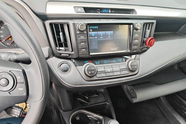 Used Toyota RAV4 2019 2.0L CVT Two-Wheel Drive Fashion X Limited Edition China VI Standard Audio And AC Panel