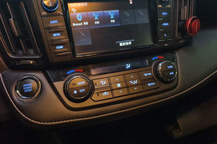 Used Toyota RAV4 2019 2.0L CVT Two-Wheel Drive Fashion X Limited Edition China VI Standard Audio And AC Panel