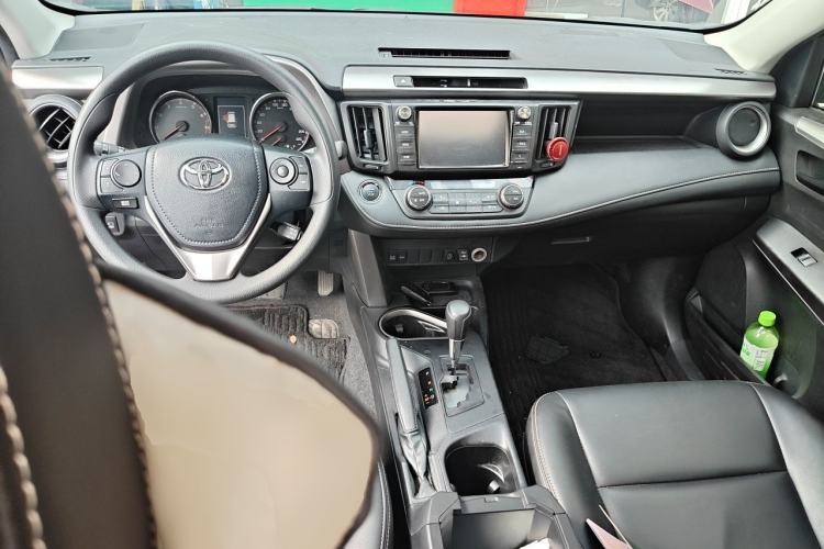 Used Toyota RAV4 2019 2.0L CVT Two-Wheel Drive Fashion X Limited Edition China VI Standard Center Console