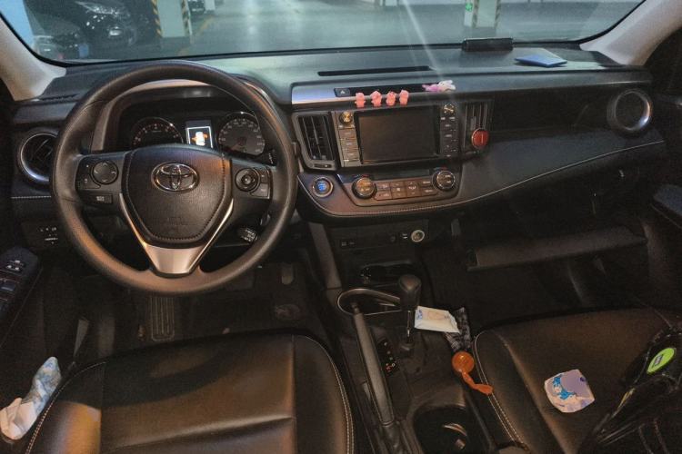 Used Toyota RAV4 2019 2.0L CVT Two-Wheel Drive Fashion X Limited Edition China VI Standard Center Console