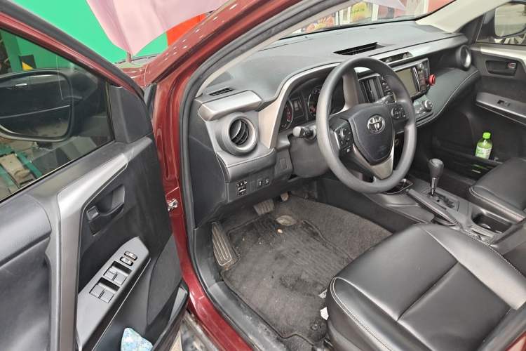 Used Toyota RAV4 2019 2.0L CVT Two-Wheel Drive Fashion X Limited Edition China VI Standard Driver Seat