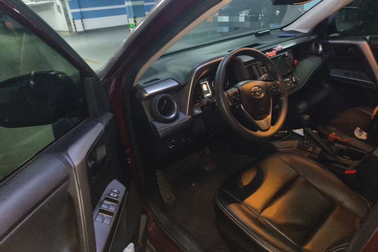 Used Toyota RAV4 2019 2.0L CVT Two-Wheel Drive Fashion X Limited Edition China VI Standard Driver Seat