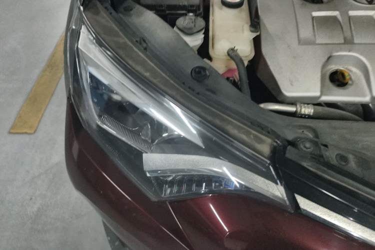 Used Toyota RAV4 2019 2.0L CVT Two-Wheel Drive Fashion X Limited Edition China VI Standard Engine Bay Right