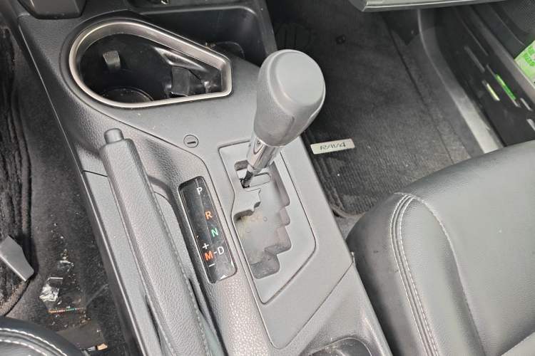 Used Toyota RAV4 2019 2.0L CVT Two-Wheel Drive Fashion X Limited Edition China VI Standard Gear Lever