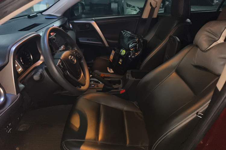 Used Toyota RAV4 2019 2.0L CVT Two-Wheel Drive Fashion X Limited Edition China VI Standard Left Front Seat