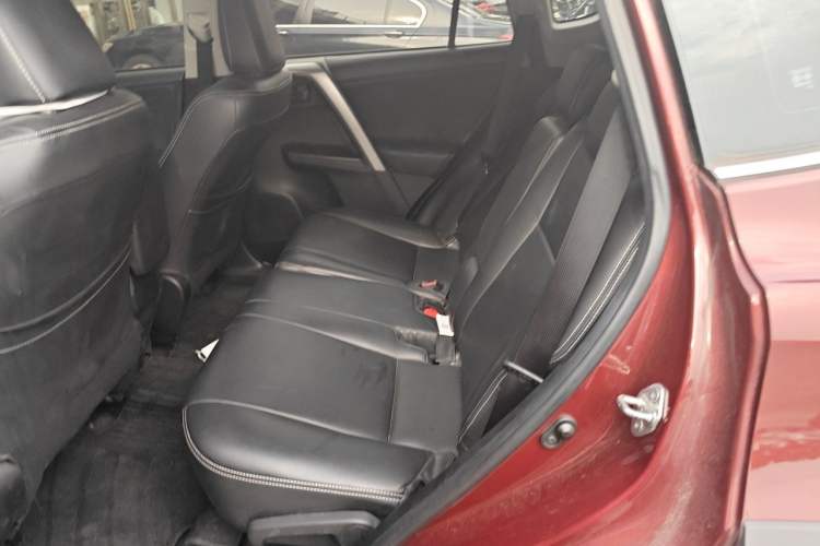 Used Toyota RAV4 2019 2.0L CVT Two-Wheel Drive Fashion X Limited Edition China VI Standard Left Rear Seat