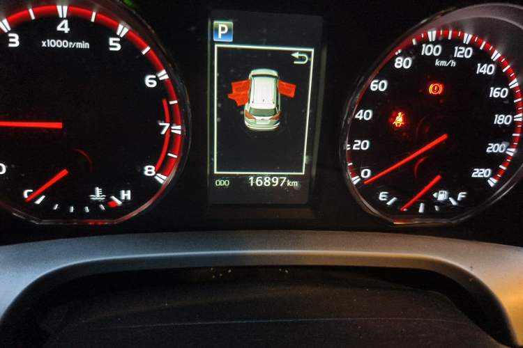 Used Toyota RAV4 2019 2.0L CVT Two-Wheel Drive Fashion X Limited Edition China VI Standard Odometer Close Up