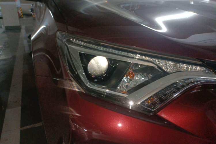 Used Toyota RAV4 2019 2.0L CVT Two-Wheel Drive Pioneer Edition China V Standard Right Front Headlight