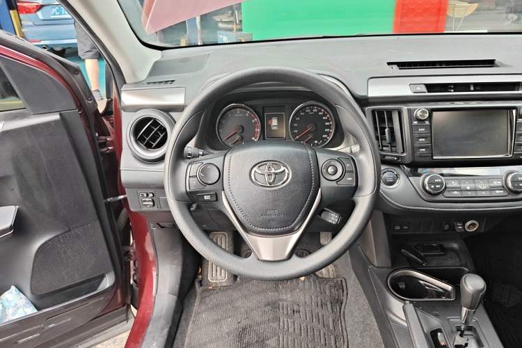 Used Toyota RAV4 2019 2.0L CVT Two-Wheel Drive Fashion X Limited Edition China VI Standard Steering Wheel