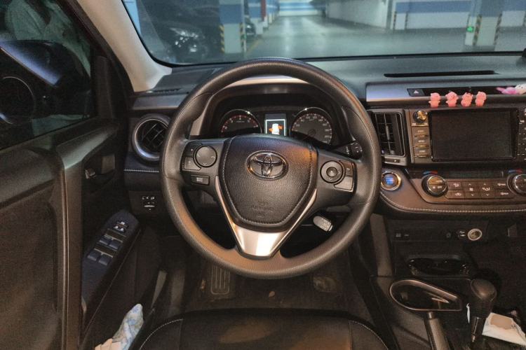 Used Toyota RAV4 2019 2.0L CVT Two-Wheel Drive Fashion X Limited Edition China VI Standard Steering Wheel