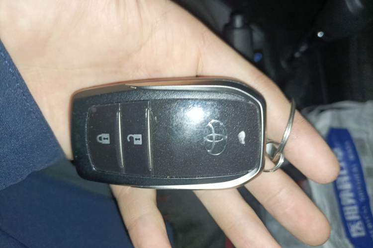 Used Toyota RAV4 2019 2.0L CVT Two-Wheel Drive Luxury Version China VI Standard Vehicle Key