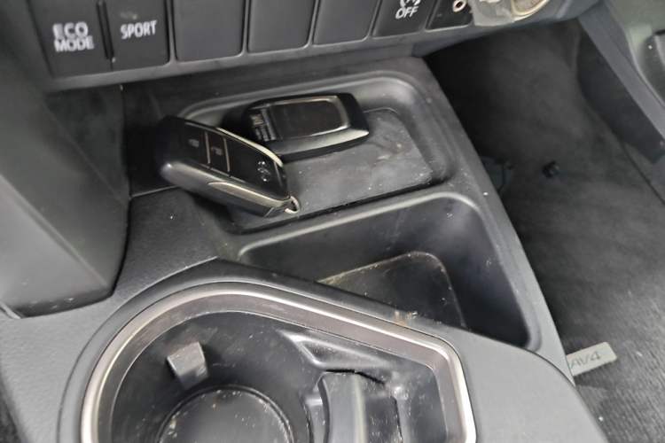 Used Toyota RAV4 2019 2.0L CVT Two-Wheel Drive Fashion X Limited Edition China VI Standard Vehicle Key