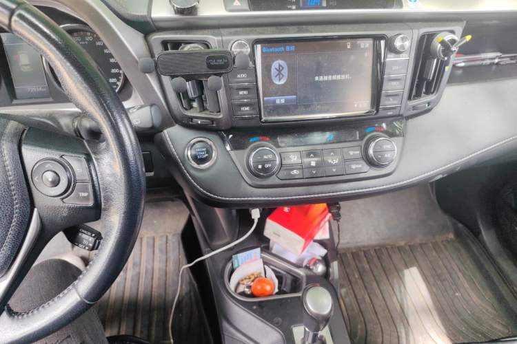 Used Toyota RAV4 2019 2.0L CVT Two-Wheel Drive ZhiShang Version China VI Standard Audio And AC Panel