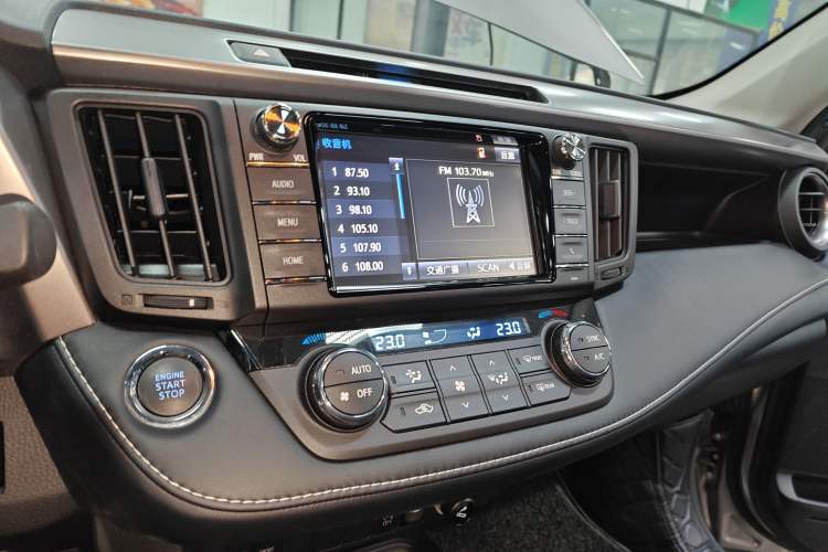 Used Toyota RAV4 2019 2.0L CVT Two-Wheel Drive Fashion X Limited Edition China VI Standard Audio And AC Panel