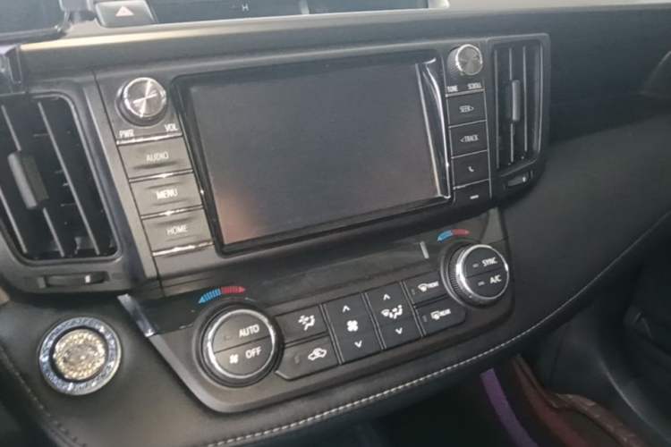 Used Toyota RAV4 2019 2.0L CVT Two-Wheel Drive Fashion X Limited Edition China VI Standard Audio And AC Panel