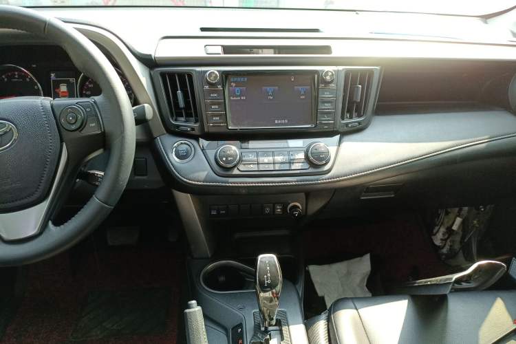 Used Toyota RAV4 2019 2.0L CVT Two-Wheel Drive Fashion X Limited Edition China V Standard Audio And AC Panel
