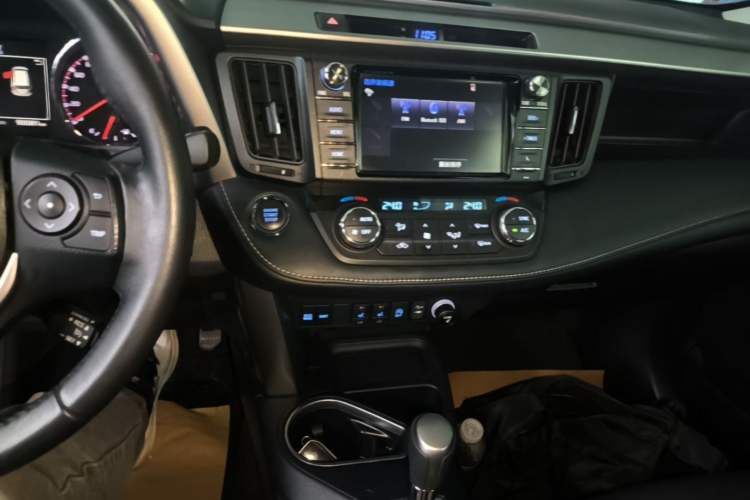 Used Toyota RAV4 2019 2.0L CVT Two-Wheel Drive ZhiShang Version China VI Standard Audio And AC Panel