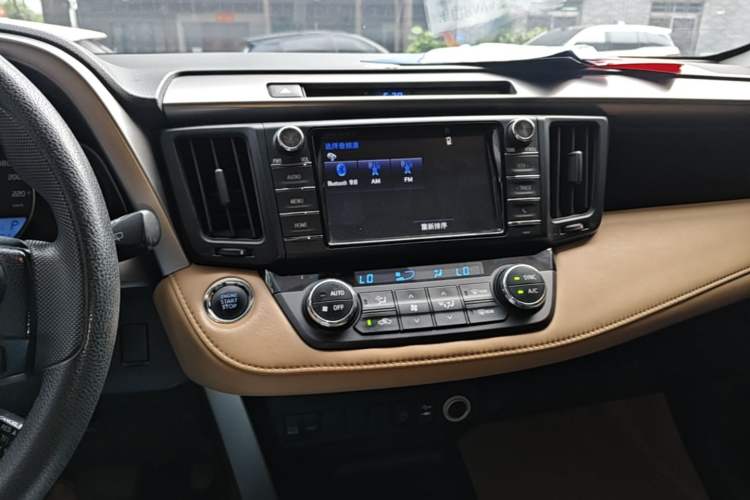 Used Toyota RAV4 2019 2.0L CVT Two-Wheel Drive Luxury Version China VI Standard Audio And AC Panel