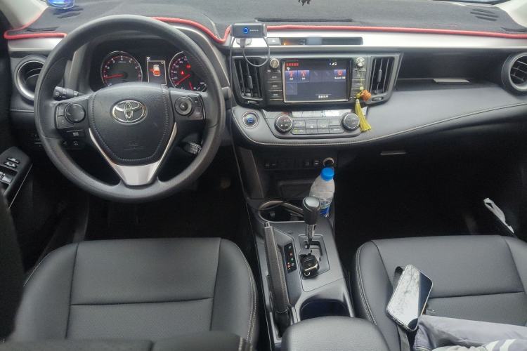 Used Toyota RAV4 2019 2.0L CVT Two-Wheel Drive Fashion X Limited Edition China VI Standard Center Console