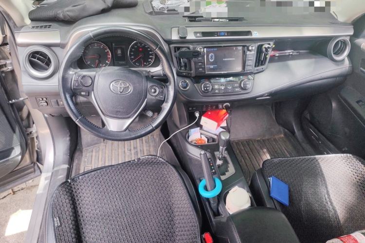 Used Toyota RAV4 2019 2.0L CVT Two-Wheel Drive ZhiShang Version China VI Standard Center Console