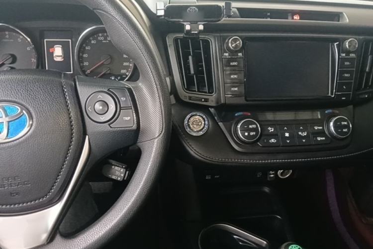 Used Toyota RAV4 2019 2.0L CVT Two-Wheel Drive Fashion X Limited Edition China VI Standard Center Console