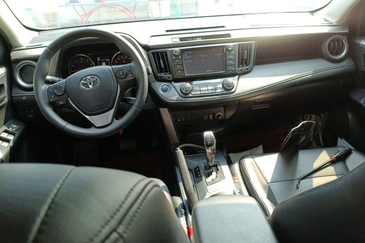 Used Toyota RAV4 2019 2.0L CVT Two-Wheel Drive Fashion X Limited Edition China V Standard Center Console