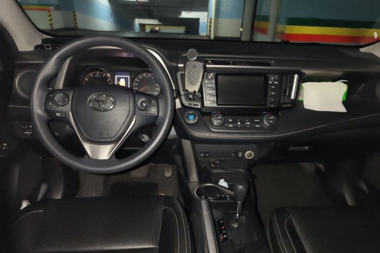 Used Toyota RAV4 2019 2.0L CVT Two-Wheel Drive Fashion X Limited Edition China VI Standard Center Console