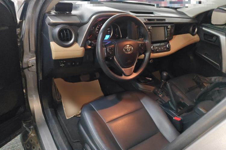 Used Toyota RAV4 2019 2.0L CVT Two-Wheel Drive Luxury Version China VI Standard Center Console