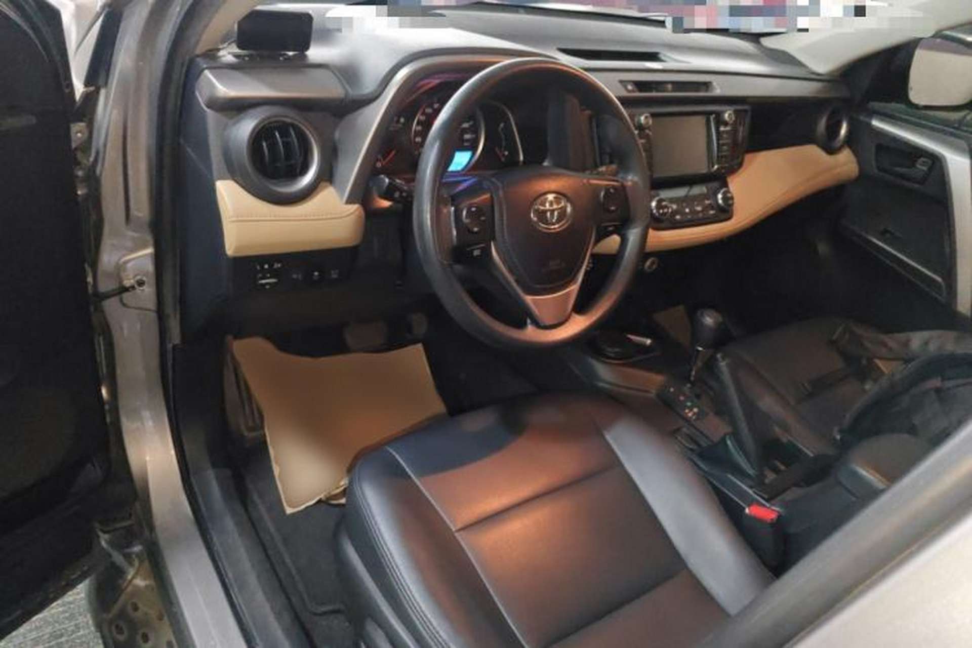 Used Toyota RAV4 2019 2.0L CVT Two-Wheel Drive Luxury Version China VI Standard Center Console