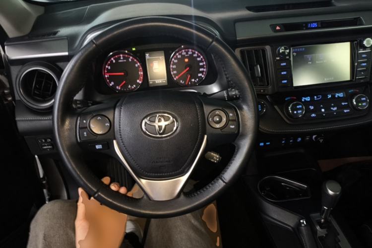Used Toyota RAV4 2019 2.0L CVT Two-Wheel Drive ZhiShang Version China VI Standard Center Console