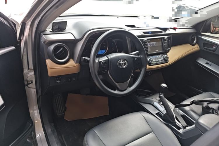 Used Toyota RAV4 2019 2.0L CVT Two-Wheel Drive Luxury Version China VI Standard Center Console