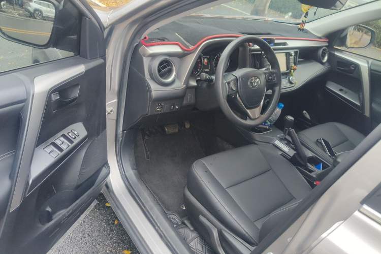 Used Toyota RAV4 2019 2.0L CVT Two-Wheel Drive Fashion X Limited Edition China VI Standard Driver Seat