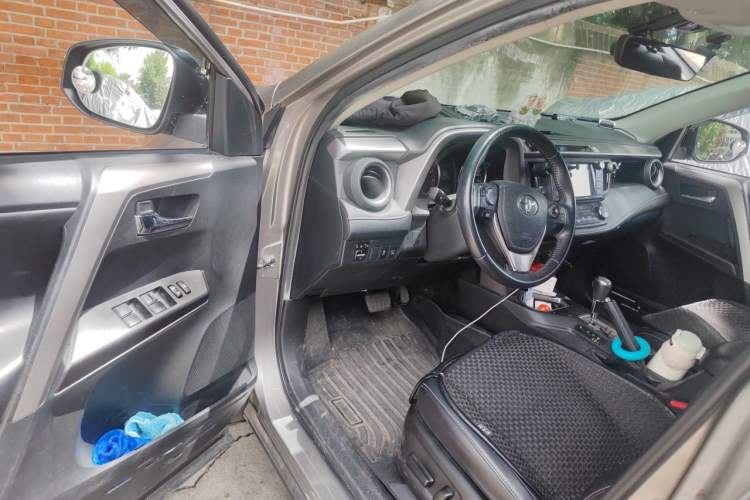 Used Toyota RAV4 2019 2.0L CVT Two-Wheel Drive ZhiShang Version China VI Standard Driver Seat