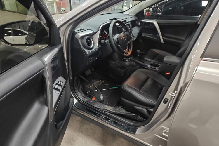 Used Toyota RAV4 2019 2.0L CVT Two-Wheel Drive Fashion X Limited Edition China VI Standard Driver Seat
