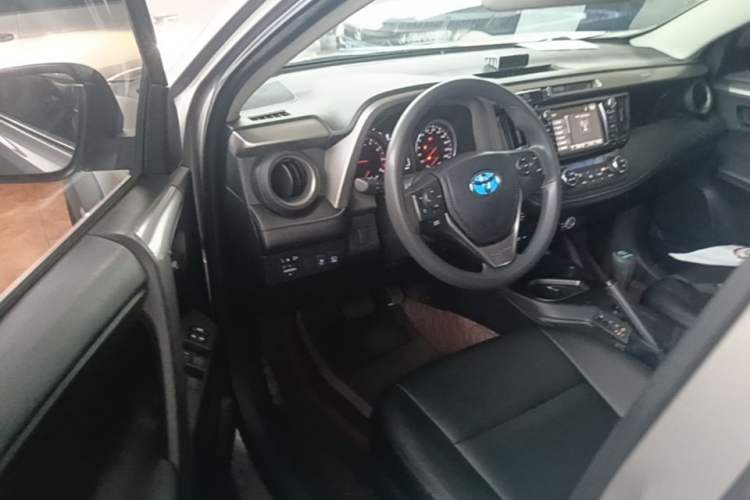 Used Toyota RAV4 2019 2.0L CVT Two-Wheel Drive Fashion X Limited Edition China VI Standard Driver Seat
