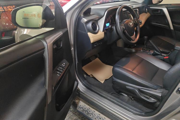Used Toyota RAV4 2019 2.0L CVT Two-Wheel Drive Luxury Version China VI Standard Driver Seat
