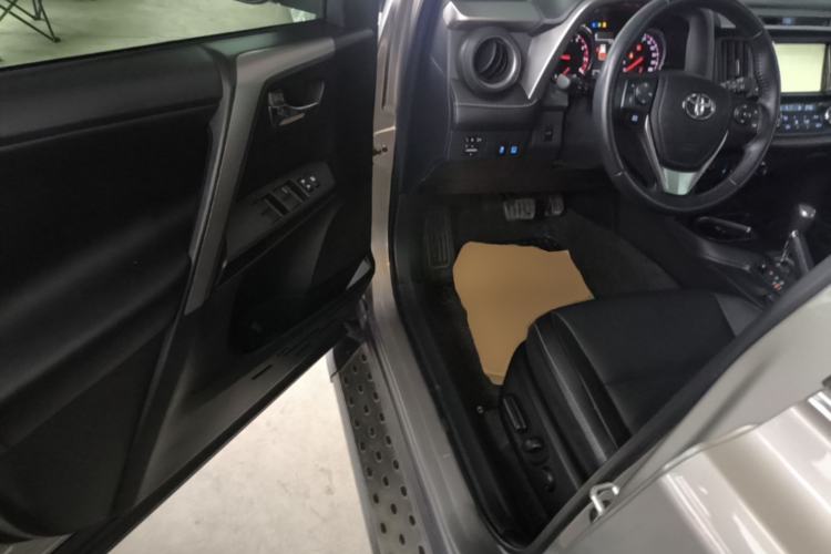 Used Toyota RAV4 2019 2.0L CVT Two-Wheel Drive ZhiShang Version China VI Standard Driver Seat