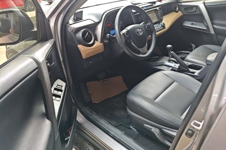 Used Toyota RAV4 2019 2.0L CVT Two-Wheel Drive Luxury Version China VI Standard Driver Seat