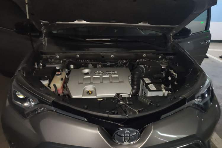 Used Toyota RAV4 2019 2.0L CVT Two-Wheel Drive Fashion X Limited Edition China VI Standard Engine Bay