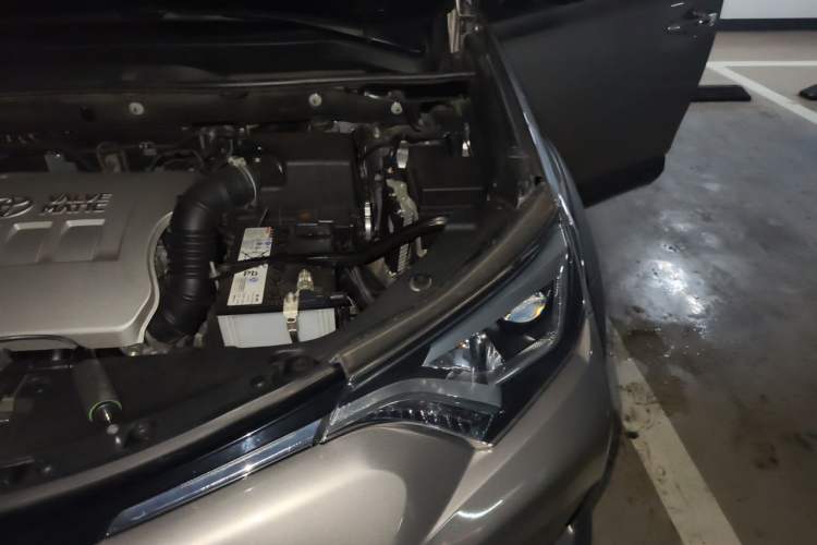 Used Toyota RAV4 2019 2.0L CVT Two-Wheel Drive Fashion X Limited Edition China VI Standard Engine Bay Left