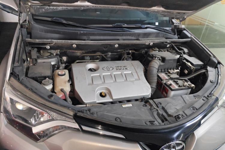 Used Toyota RAV4 2019 2.0L CVT Two-Wheel Drive Luxury Version China VI Standard Engine Bay