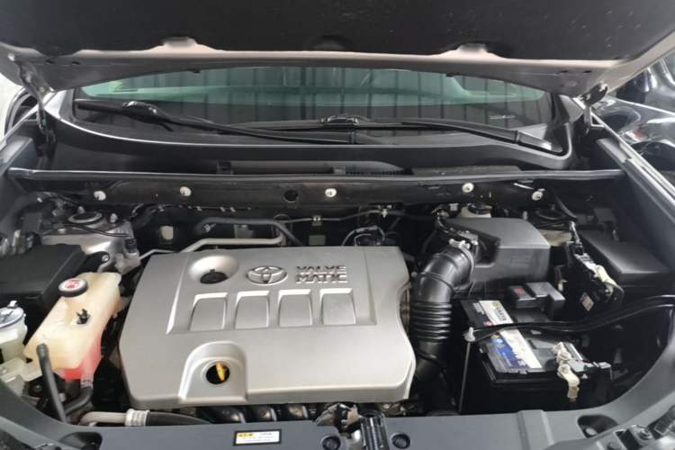 Used Toyota RAV4 2019 2.0L CVT Two-Wheel Drive ZhiShang Version China VI Standard Engine Bay