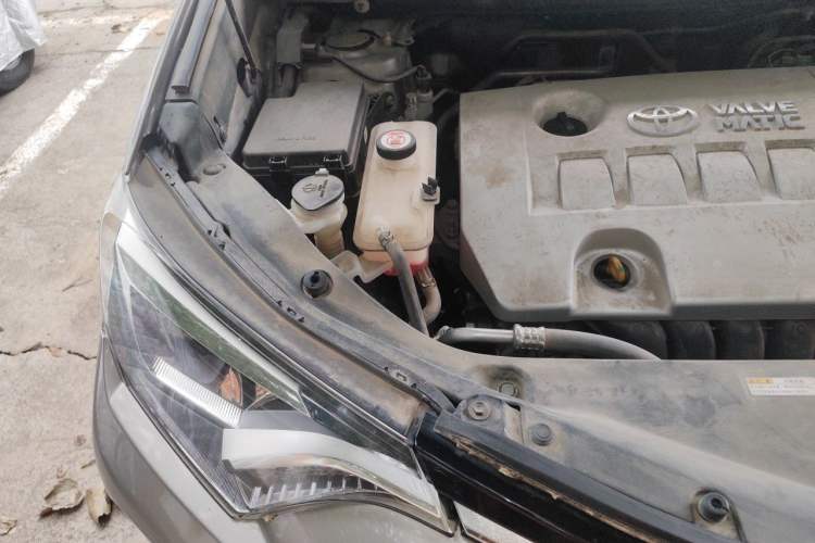 Used Toyota RAV4 2019 2.0L CVT Two-Wheel Drive ZhiShang Version China VI Standard Engine Bay Right