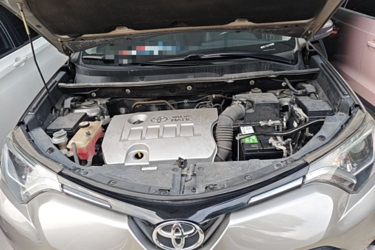 Used Toyota RAV4 2019 2.0L CVT Two-Wheel Drive Luxury Version China VI Standard Engine Bay