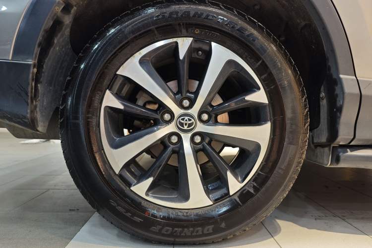 Used Toyota RAV4 2019 2.0L CVT Two-Wheel Drive Luxury Version China VI Standard Exterior 1
