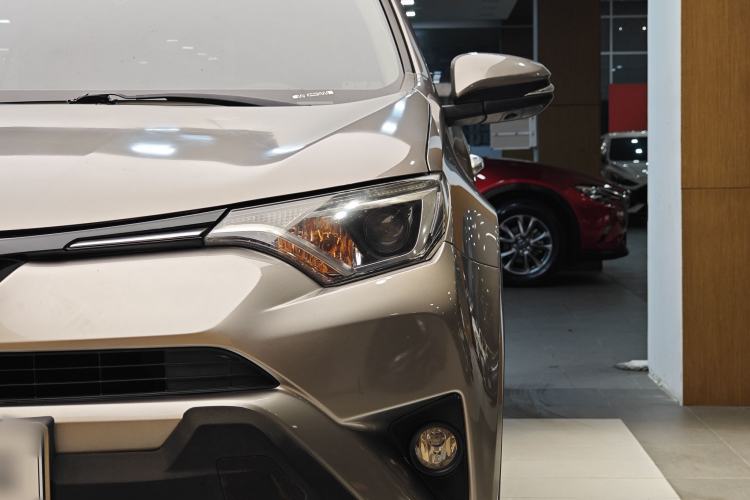 Used Toyota RAV4 2019 2.0L CVT Two-Wheel Drive Luxury Version China VI Standard Exterior 11