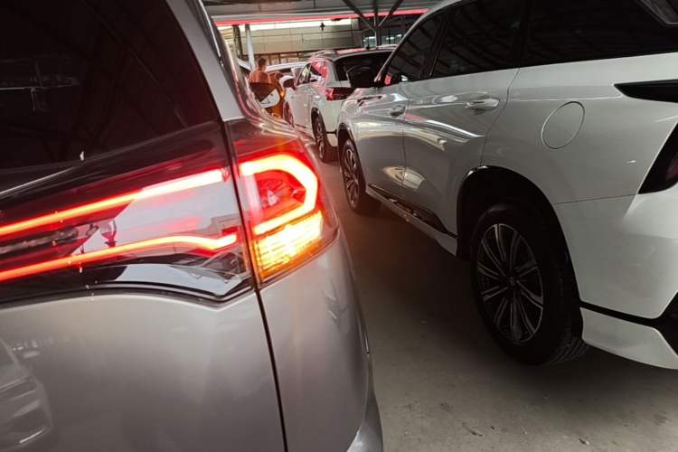 Used Toyota RAV4 2019 2.0L CVT Two-Wheel Drive ZhiShang Version China VI Standard Exterior 3